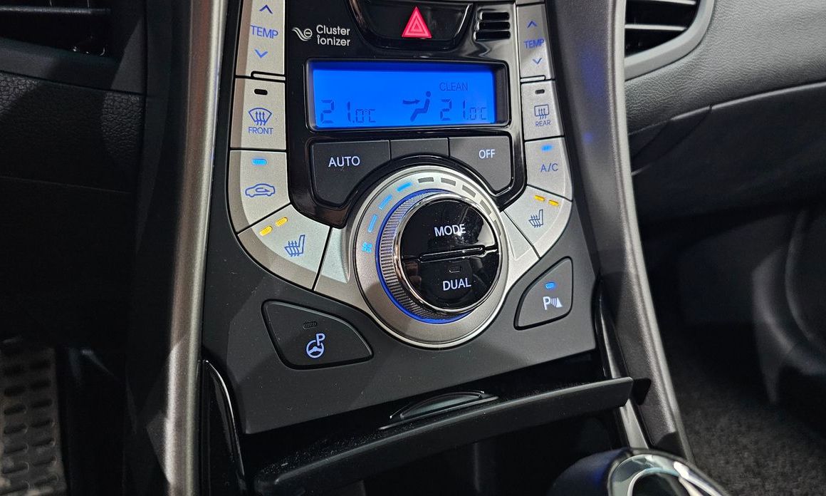 Hyundai AVANTE 2012
