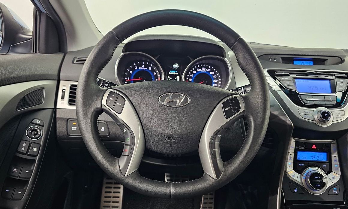 Hyundai AVANTE 2012