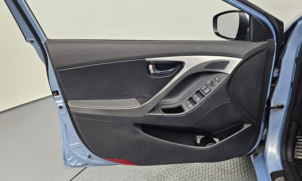 Hyundai AVANTE 2012