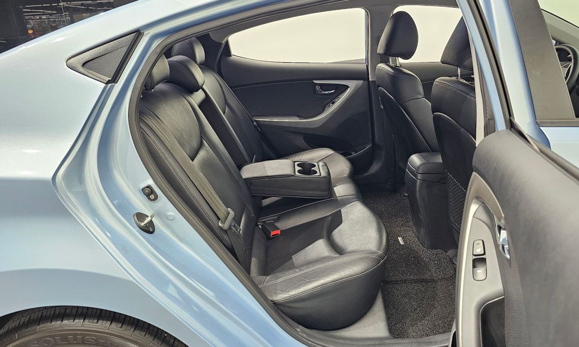 Hyundai AVANTE 2012