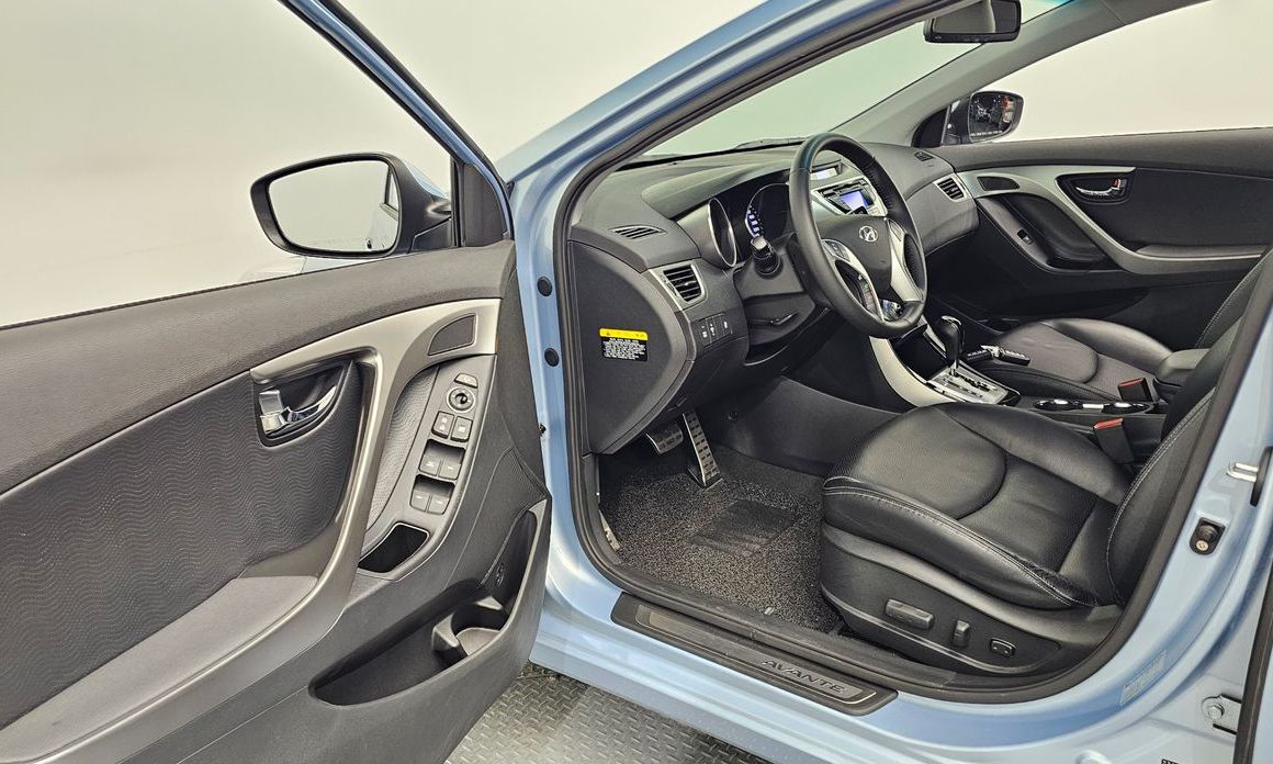 Hyundai AVANTE 2012