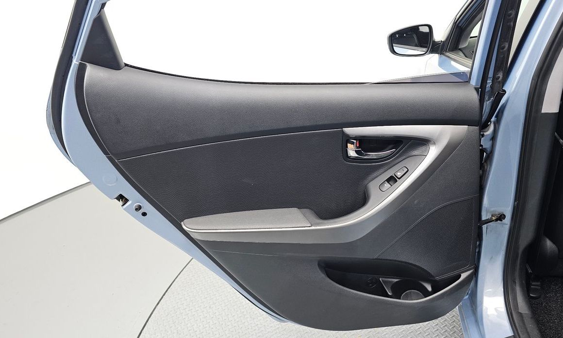Hyundai AVANTE 2012