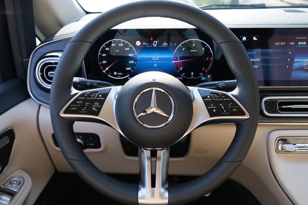Mercedes-Benz V-Class 2025