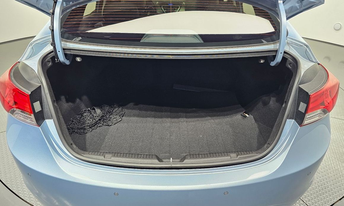 Hyundai AVANTE 2012