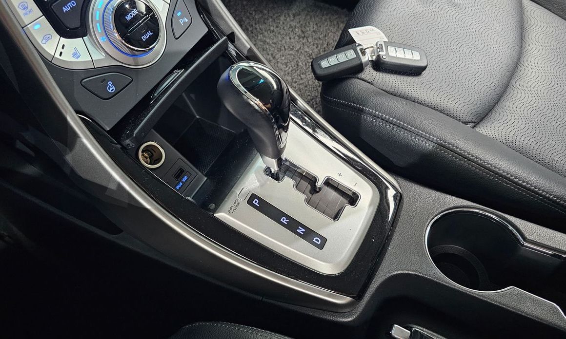 Hyundai AVANTE 2012