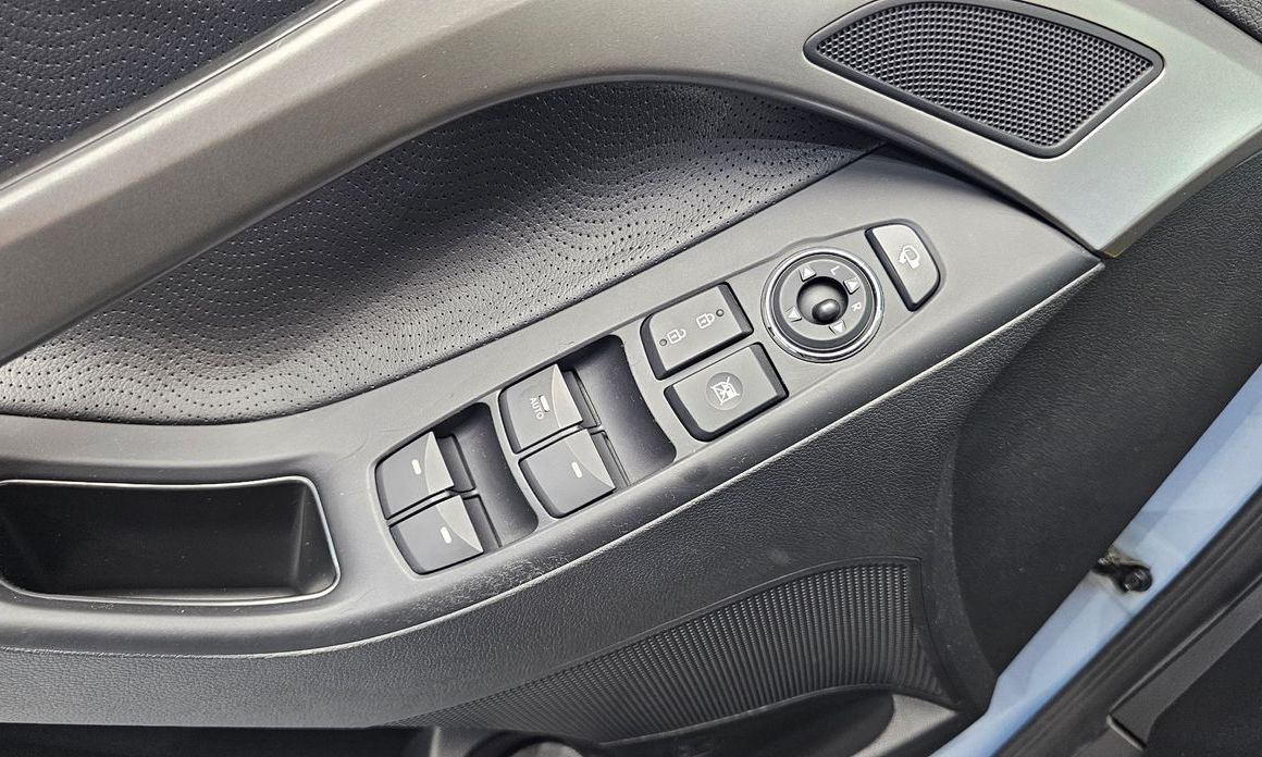 Hyundai AVANTE 2012