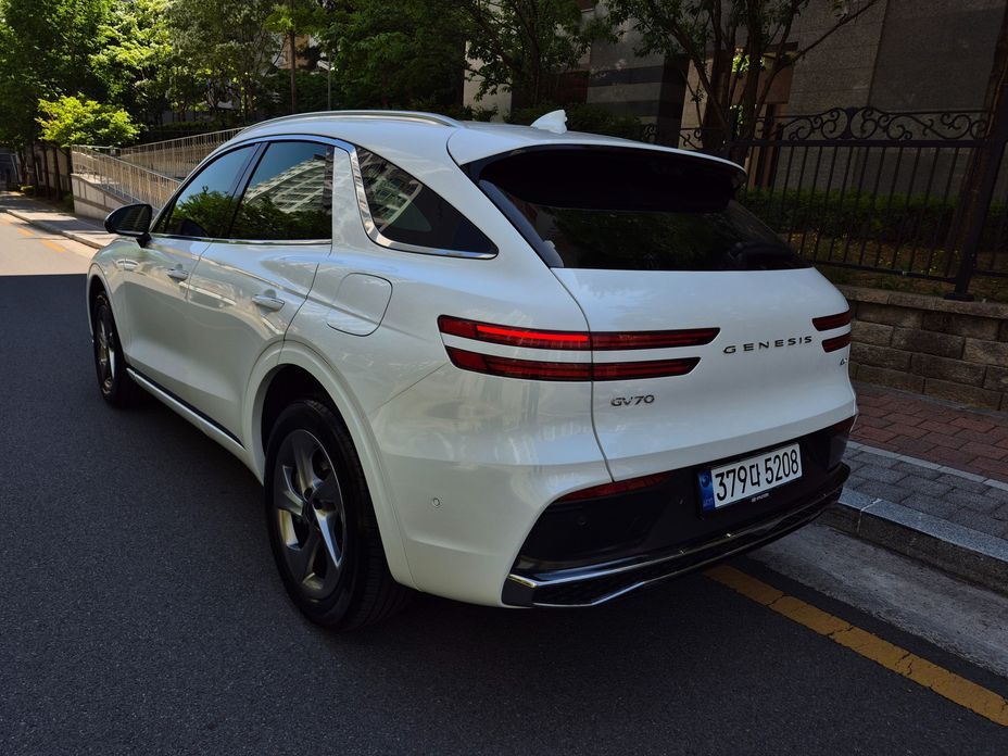 Genesis GV70 2025
