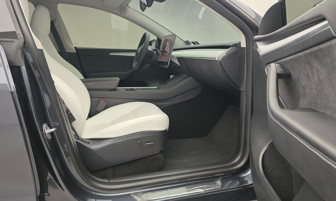 Tesla Model Y 2025