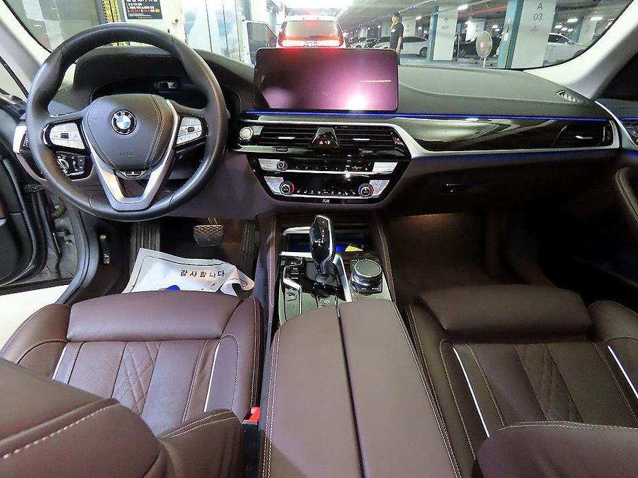 BMW 5-Series 2023