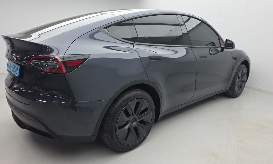 Tesla Model Y 2025