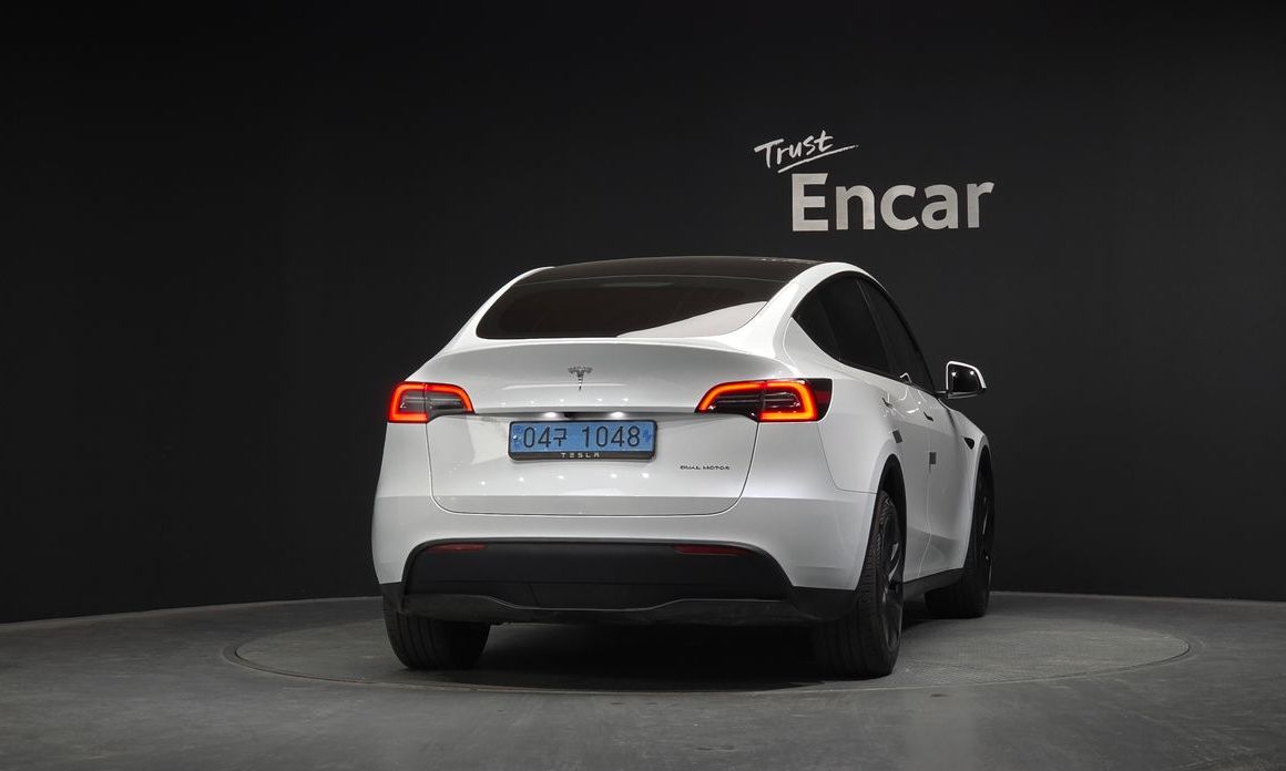 Tesla Model Y 2024