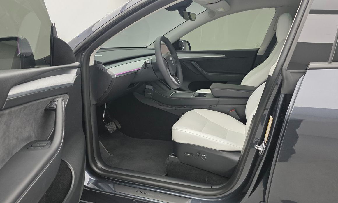 Tesla Model Y 2025