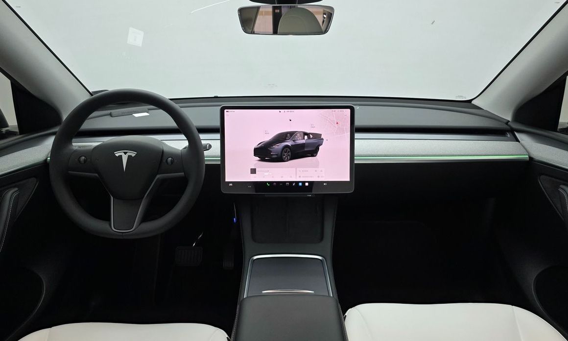 Tesla Model Y 2025