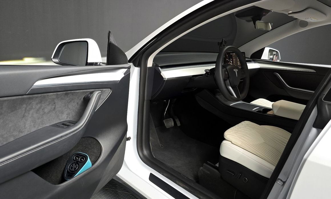 Tesla Model Y 2024