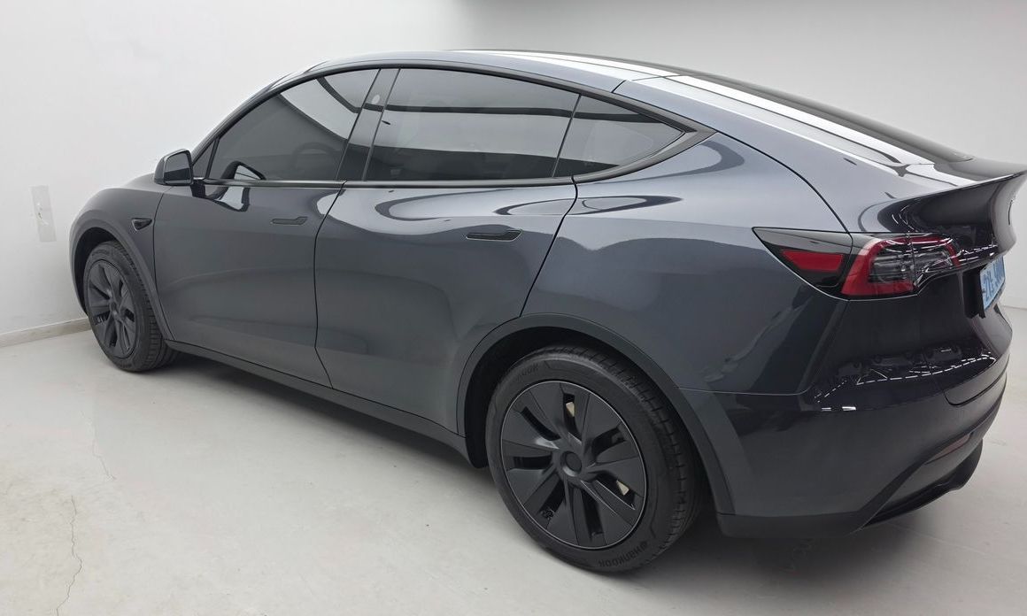 Tesla Model Y 2025