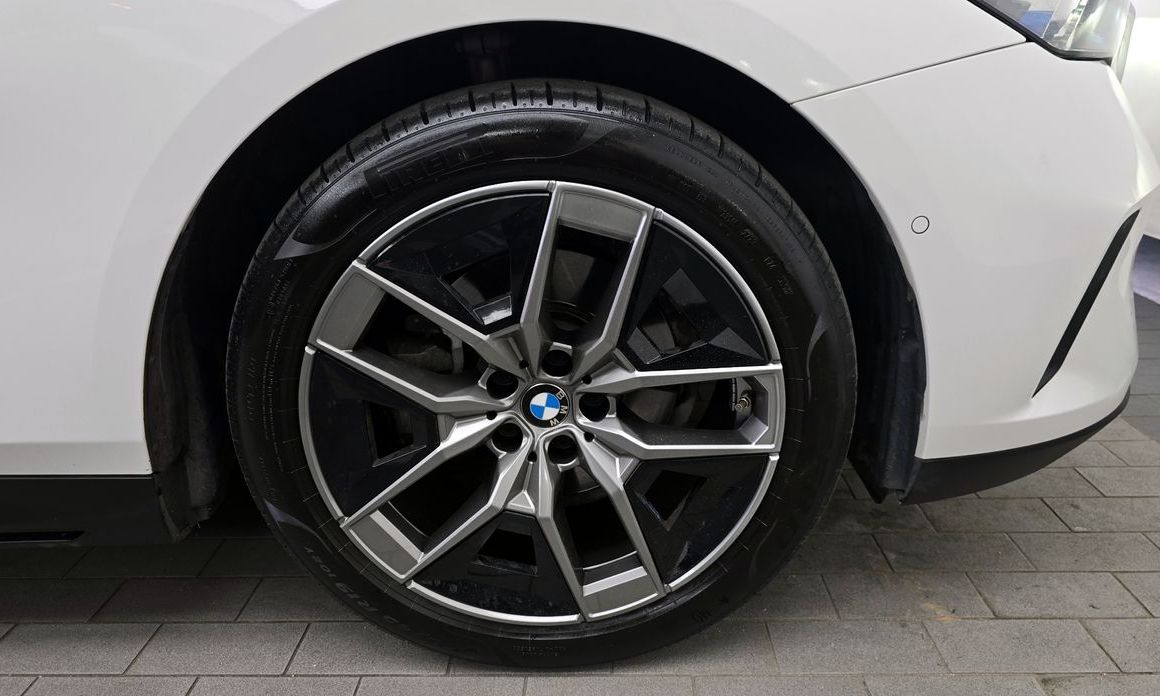 BMW 5-Series 2024