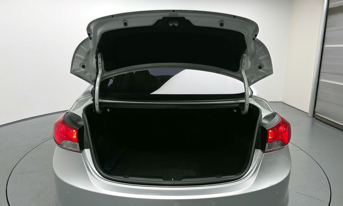 Hyundai AVANTE 2012
