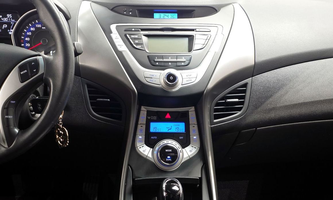 Hyundai AVANTE 2012