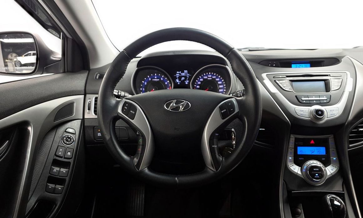 Hyundai AVANTE 2012