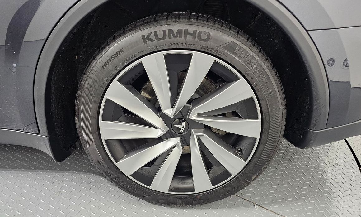 Tesla Model Y 2025