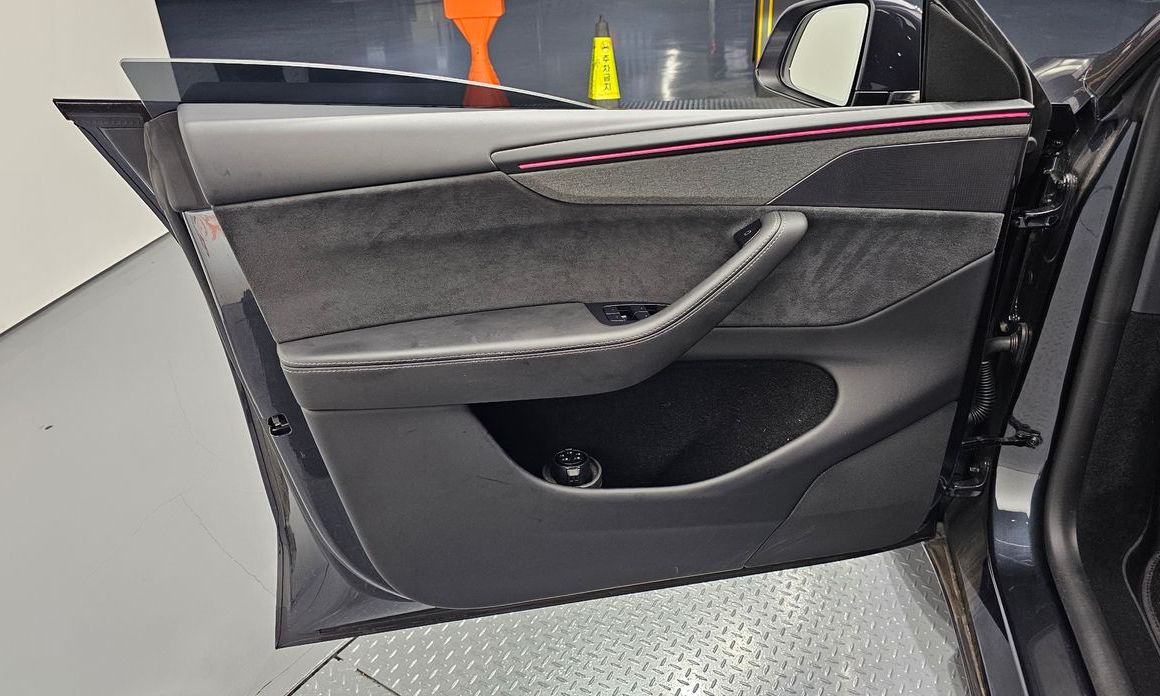 Tesla Model Y 2025