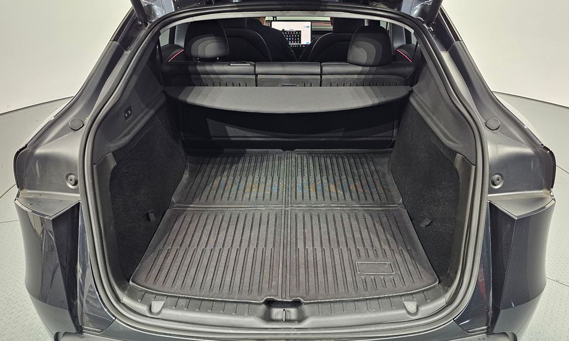 Tesla Model Y 2025