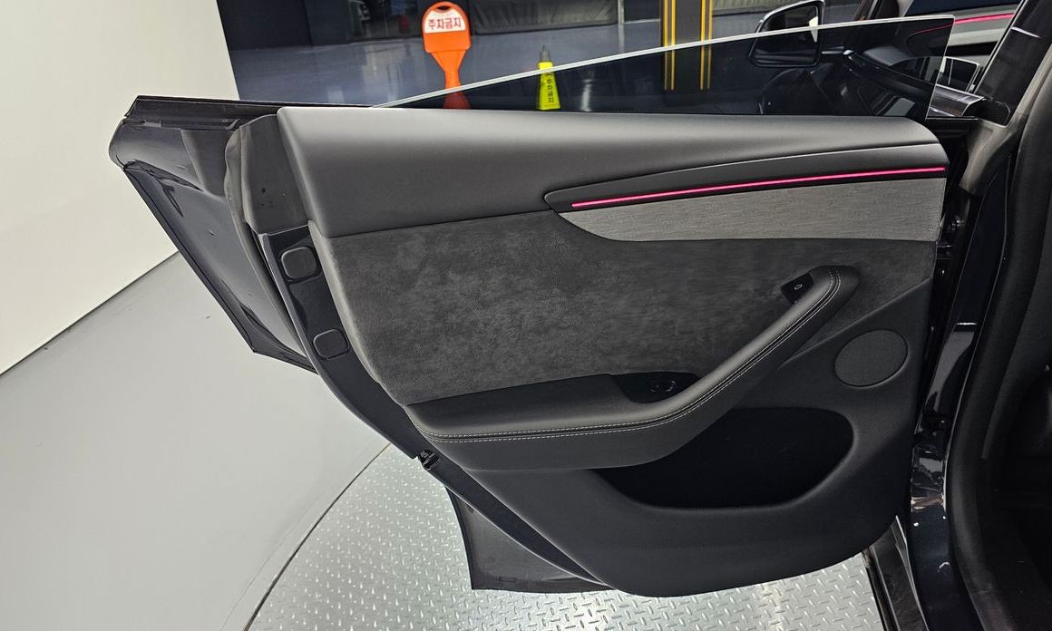 Tesla Model Y 2025