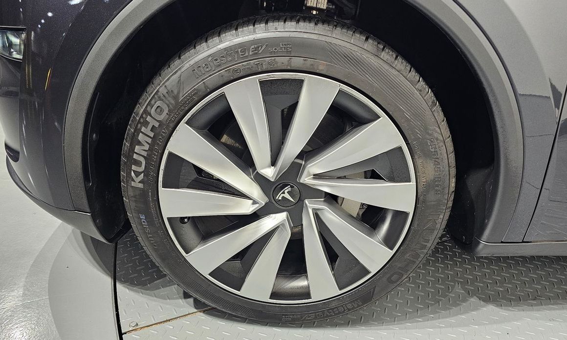 Tesla Model Y 2025