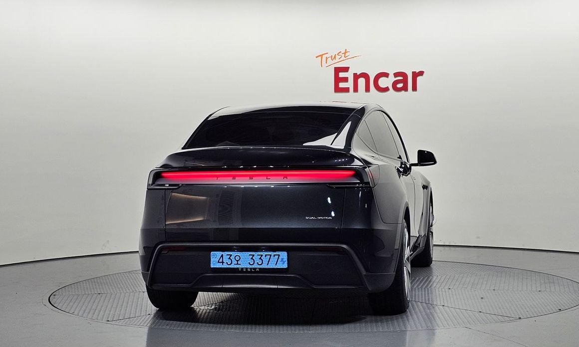 Tesla Model Y 2025