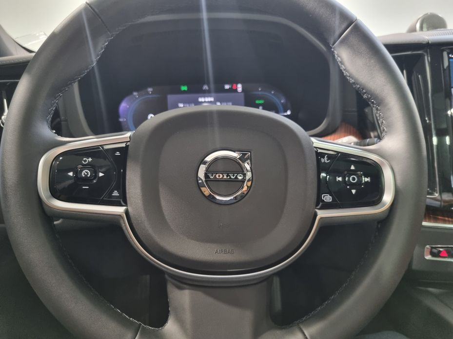 Volvo XC60 2025