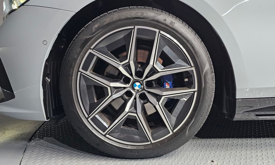 BMW 5-Series 2024