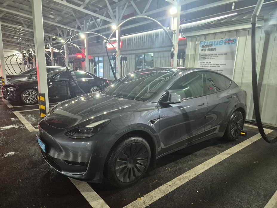 Tesla Model Y 2024