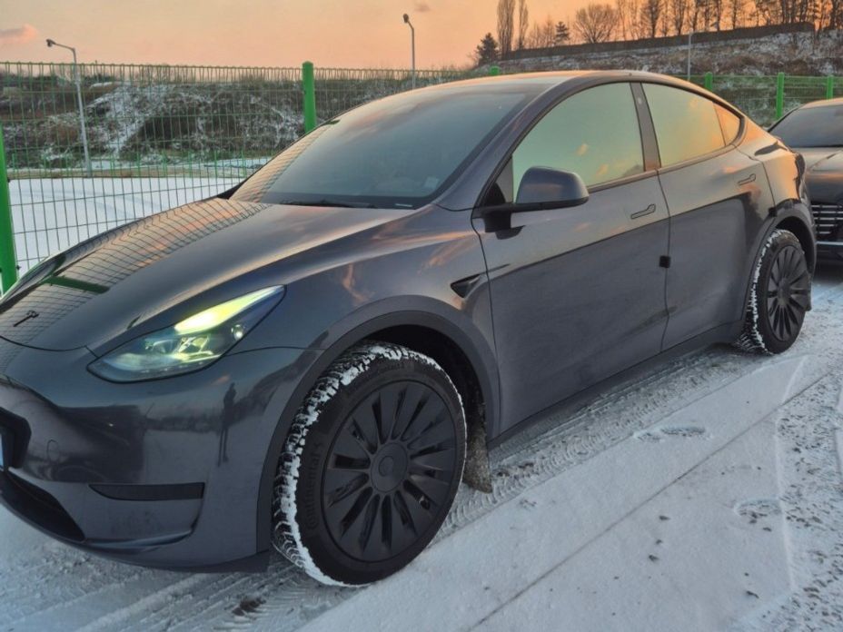 Tesla Model Y 2024