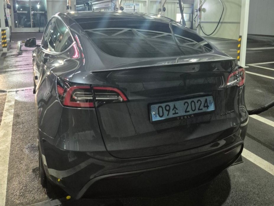 Tesla Model Y 2024