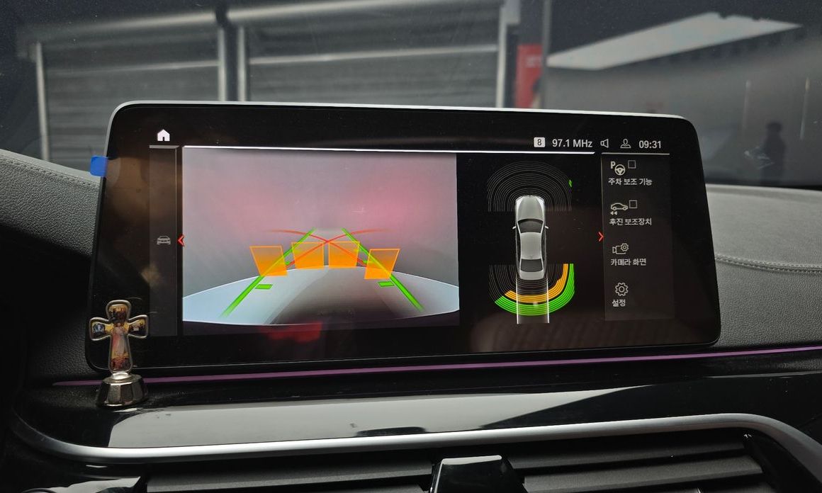 BMW 5-Series 2023
