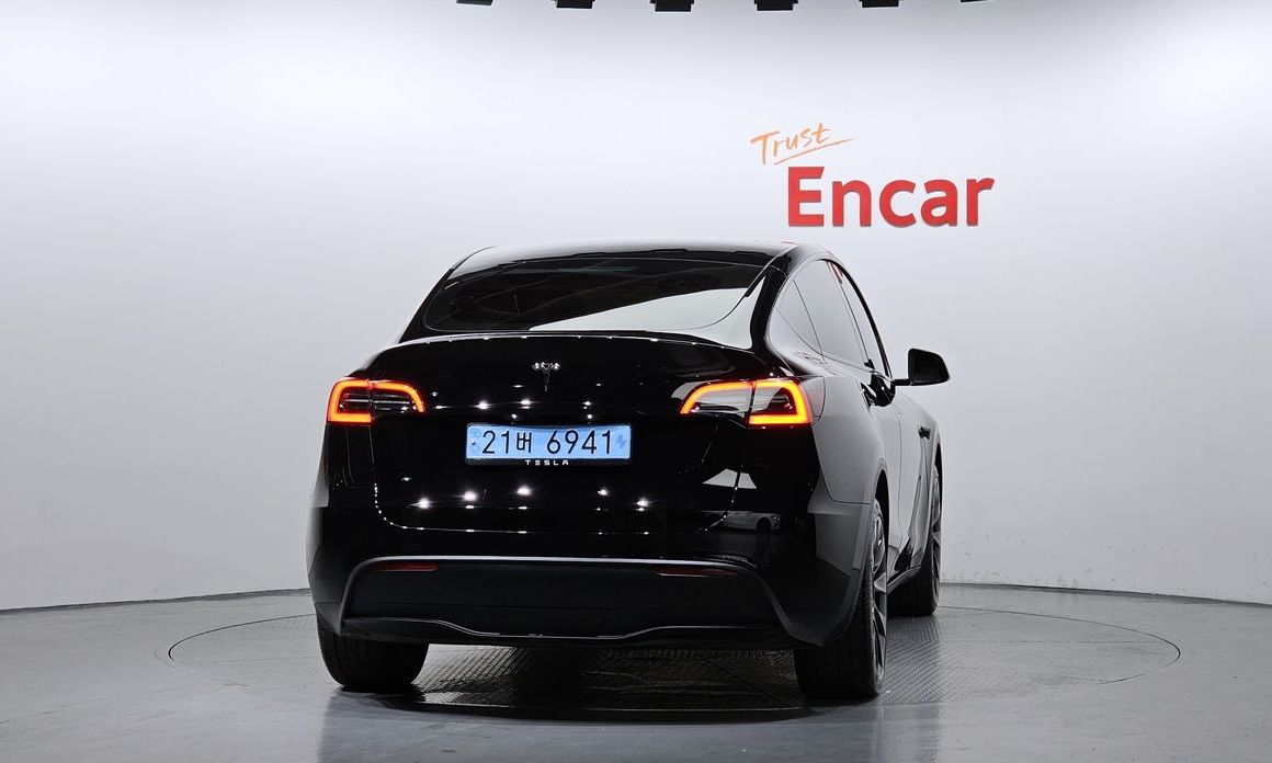 Tesla Model Y 2024