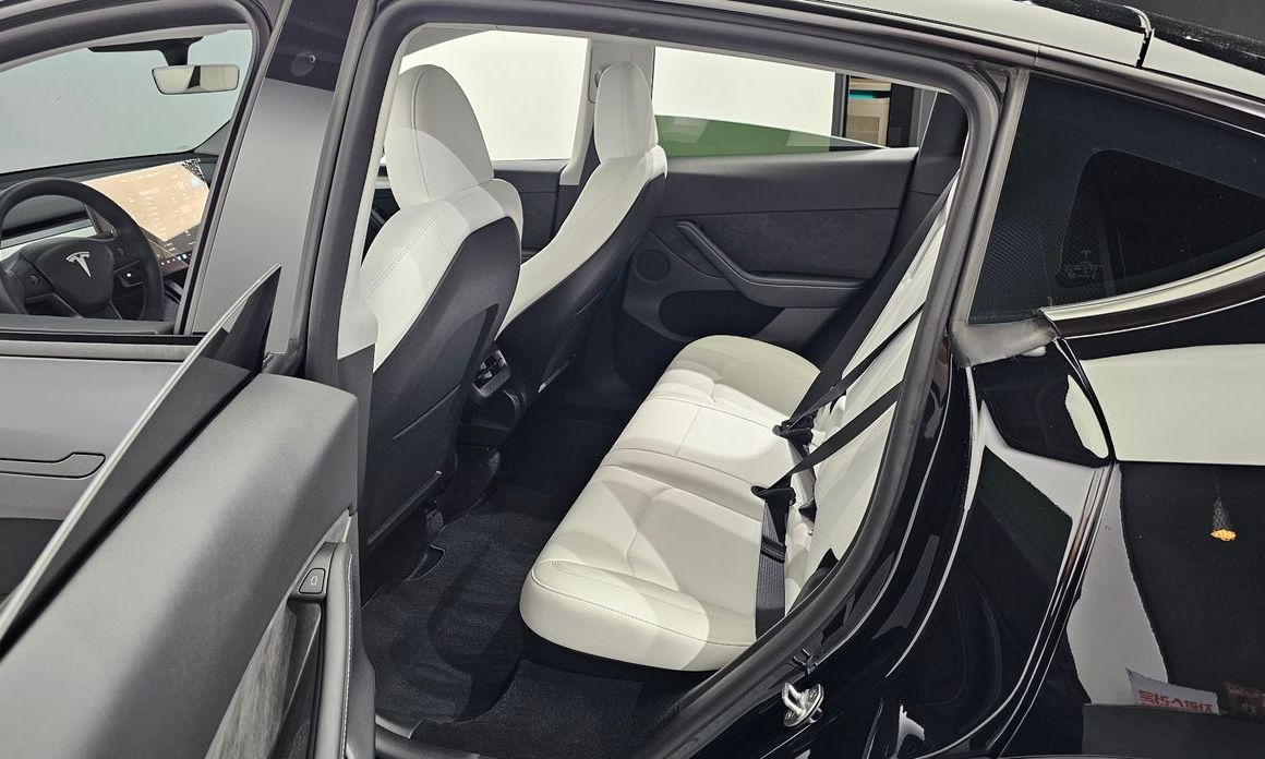 Tesla Model Y 2024