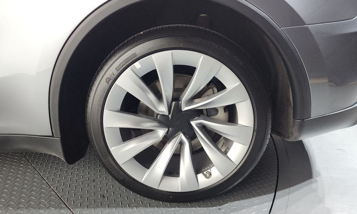 Tesla Model Y 2025