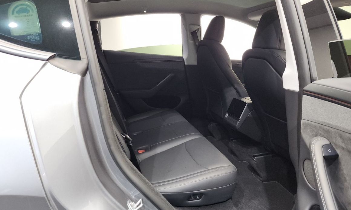 Tesla Model Y 2025