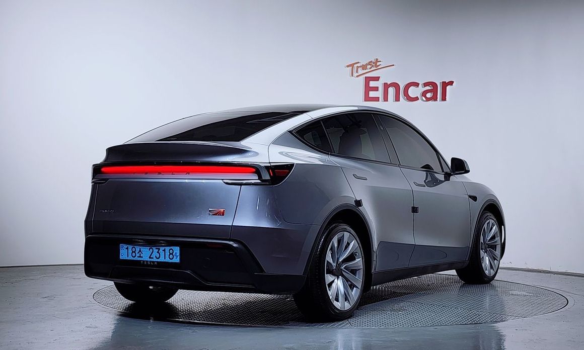 Tesla Model Y 2025