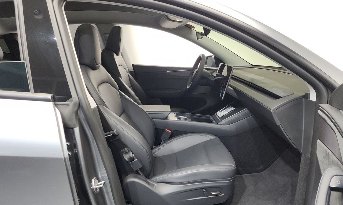 Tesla Model Y 2025