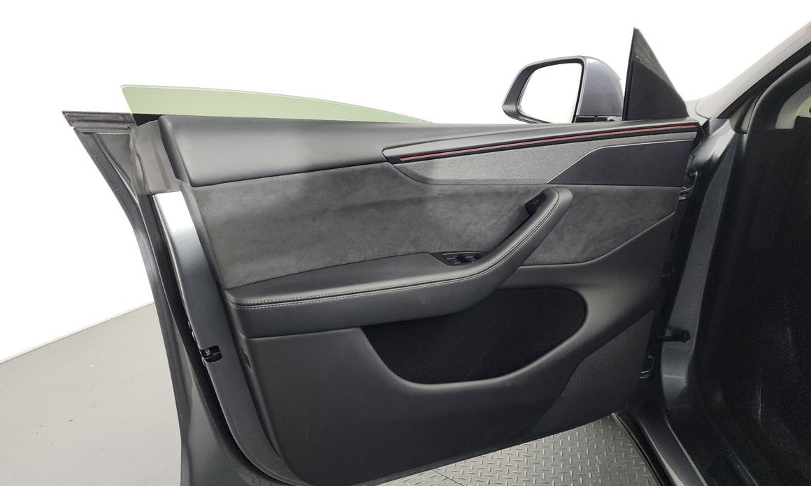 Tesla Model Y 2025