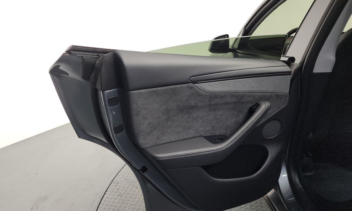 Tesla Model Y 2025