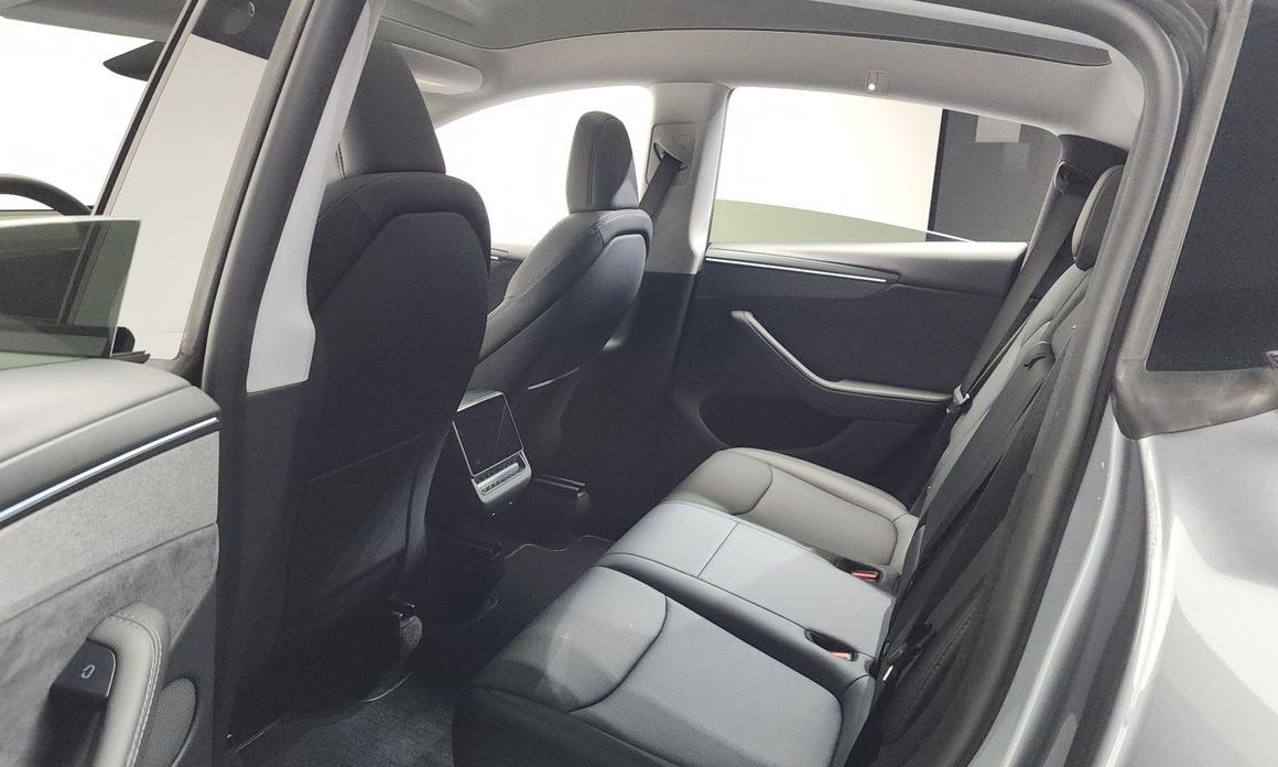 Tesla Model Y 2025