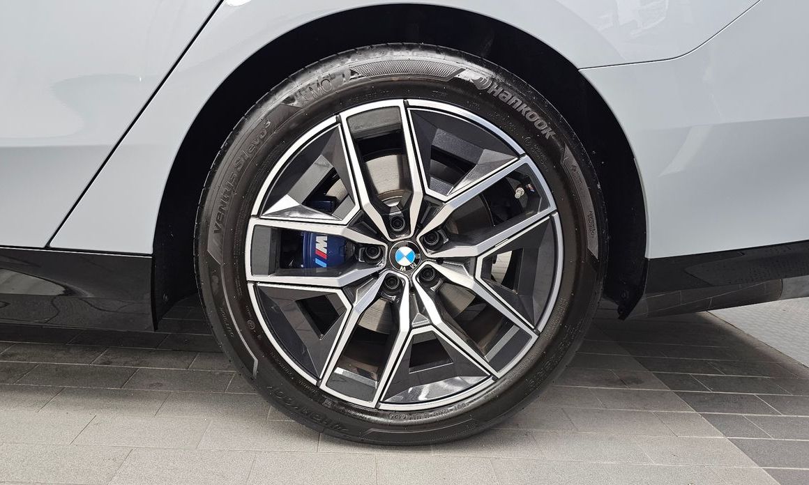 BMW 5-Series 2024