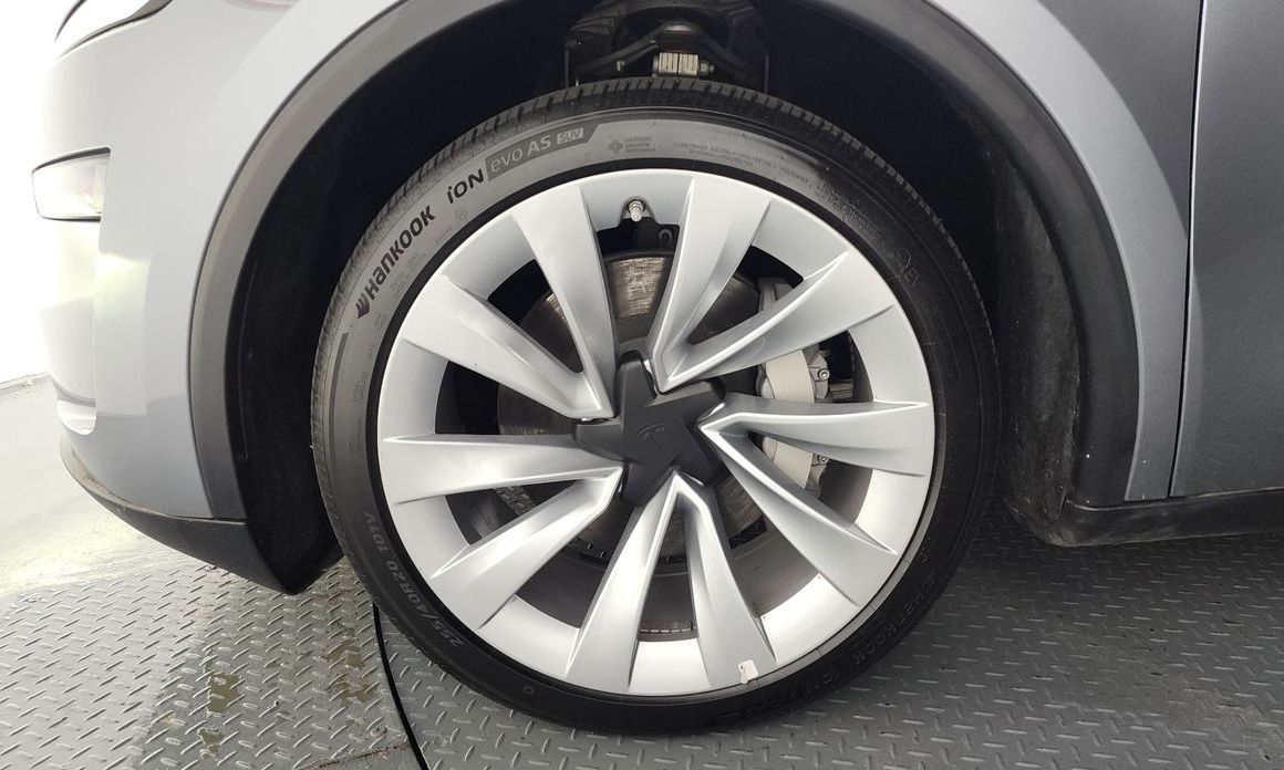 Tesla Model Y 2025