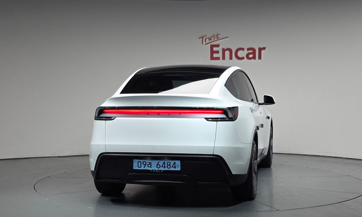Tesla Model Y 2025