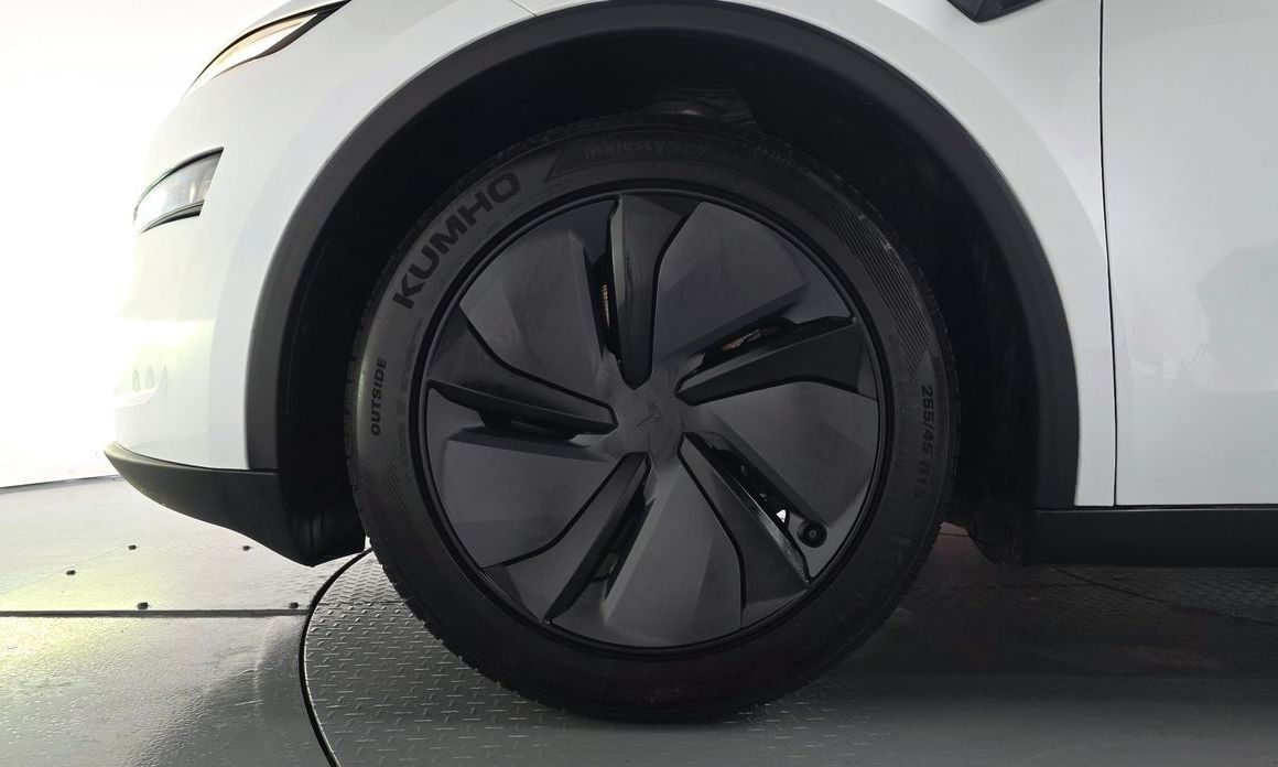 Tesla Model Y 2025