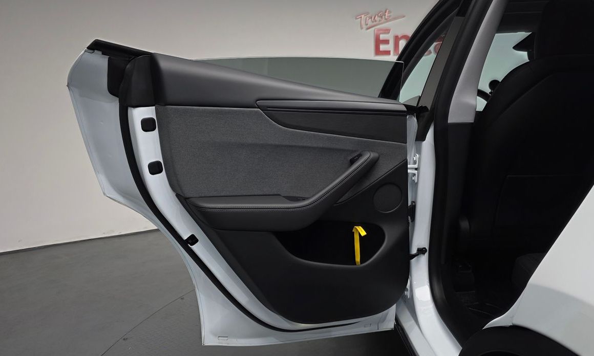 Tesla Model Y 2025