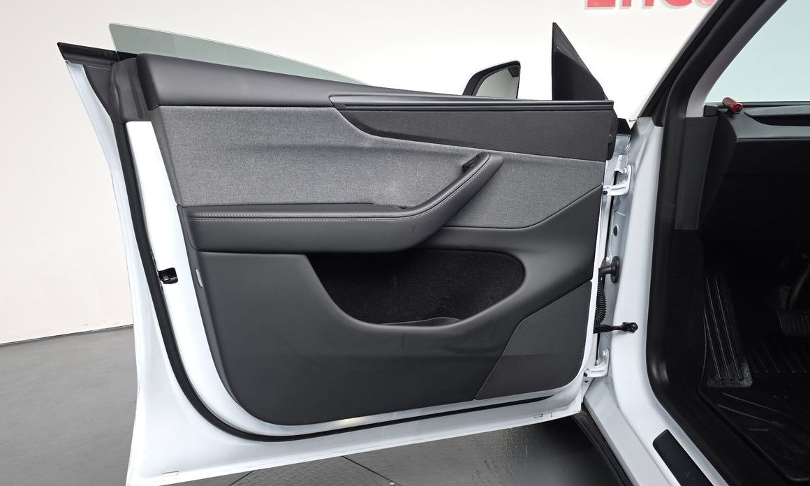 Tesla Model Y 2025